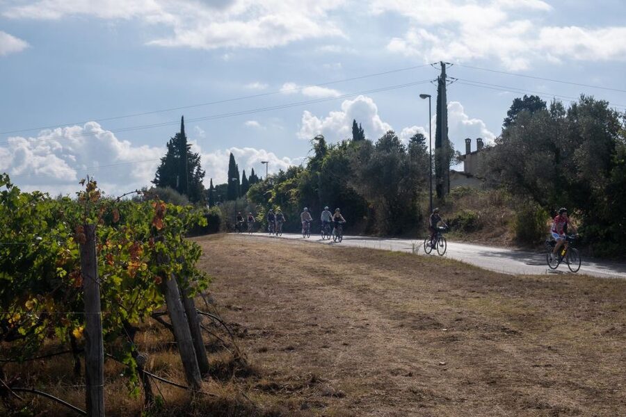 Florence: Chianti E-Bike Tour with Tuscan Lunch & Winery - From Oltrarno streets to the Chianti hills