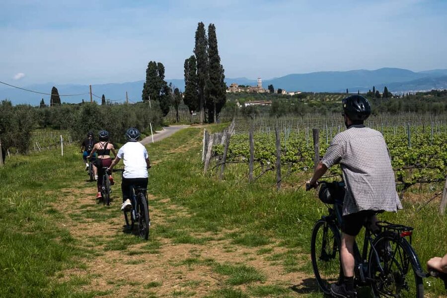 Florence: Chianti Hills Bike Tour with Farm Lunch & Wine - Leaving Florence through the Oltrarno