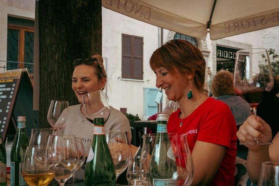 Florence Foodies Tour: Savor Tuscan Flavors & Fine Wine - The Enoteca stop: two wines and fettunta