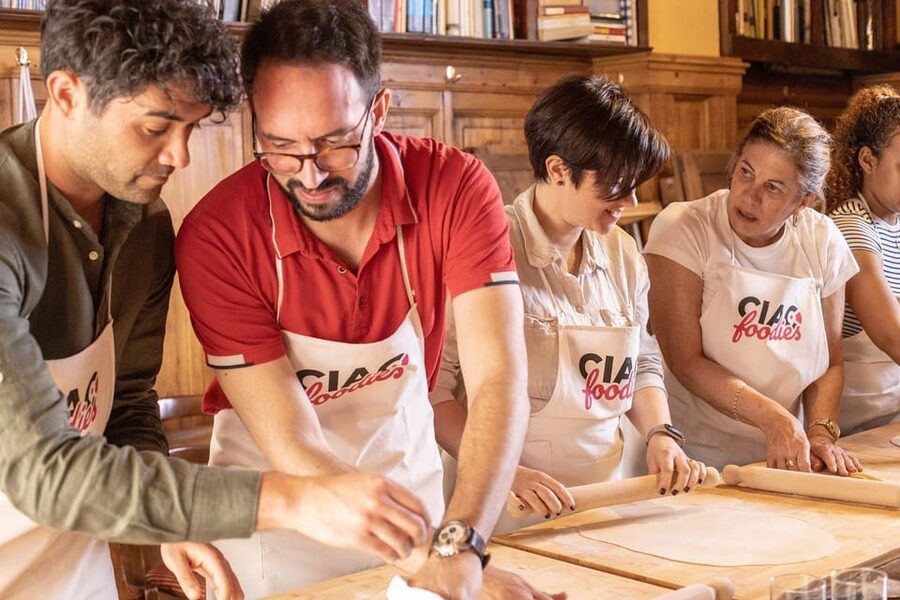 Florence: Pizza and Gelato Experience with Unlimited Wine - Arriving at Via della Mattonaia 19r