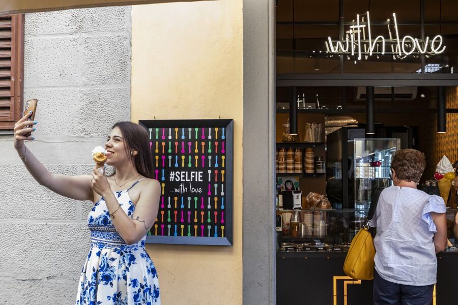 Florence: Sunset Wine and Food Tour - Wine windows and bruschetta in the old city