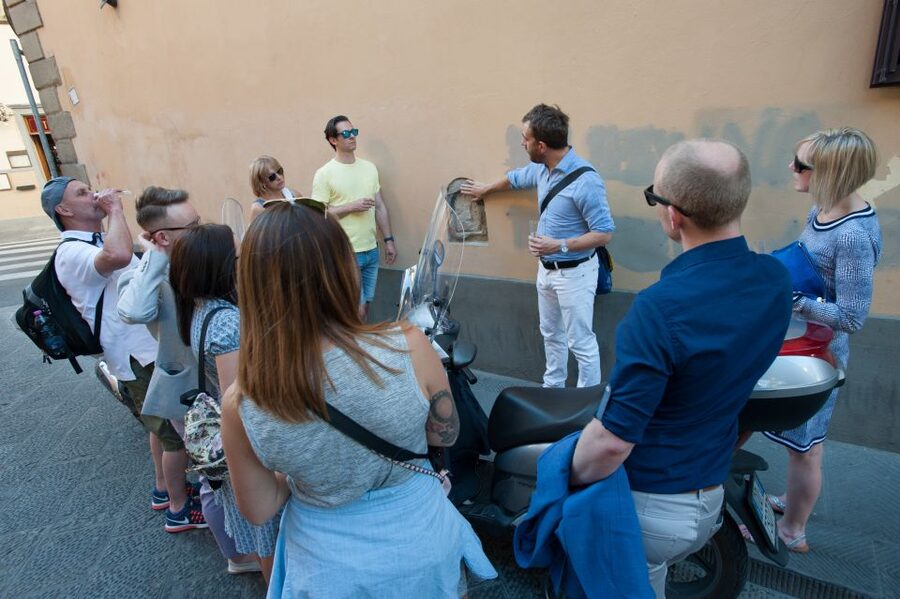 Florence: Sunset Wine and Food Tour - Guides are the strongest part of the evening