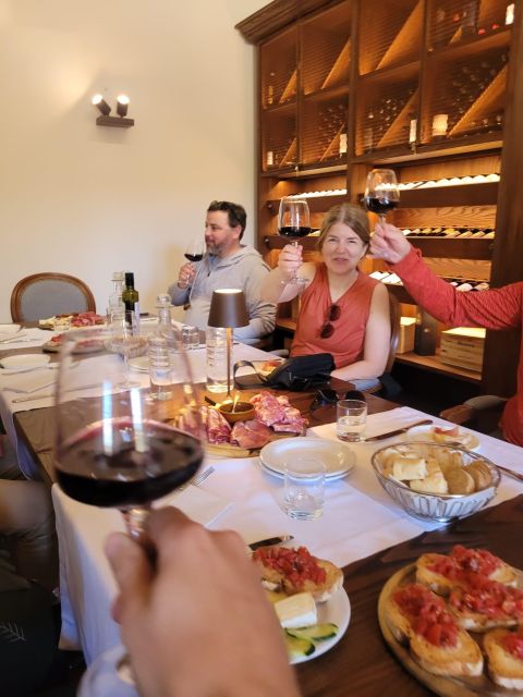 Florence: Tuscany Bike Tour with Wine & Olive Oil - What guides add to the ride
