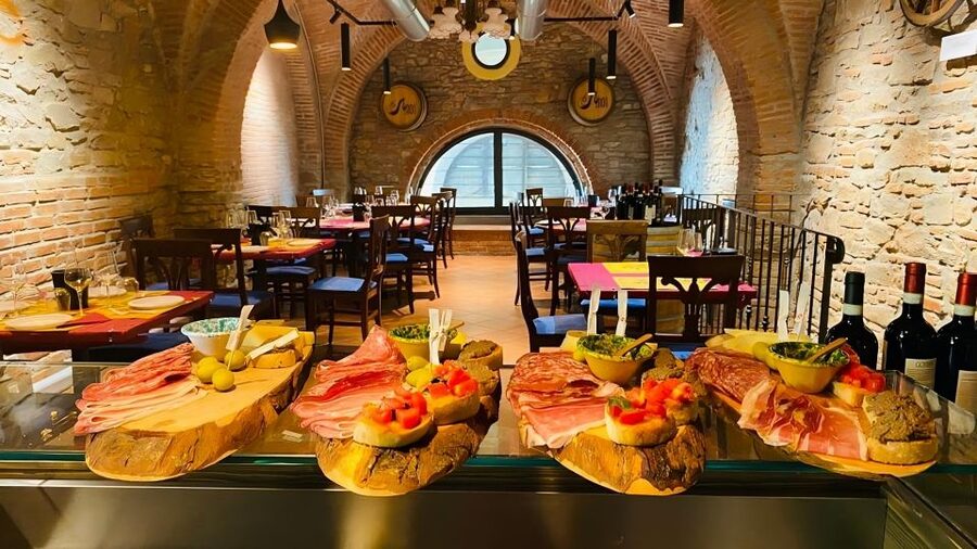 Florence Wine &Food: Taste Tuscan Flavors in Historic Cellar - Three glasses or six: choosing the right tasting