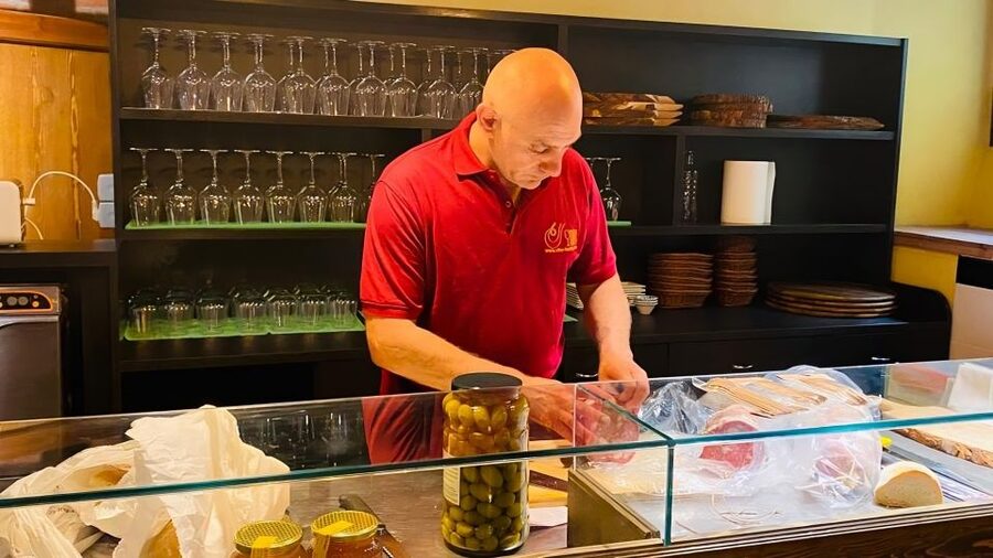 Florence Wine &Food: Taste Tuscan Flavors in Historic Cellar - Florence’s food traditions, explained at the table