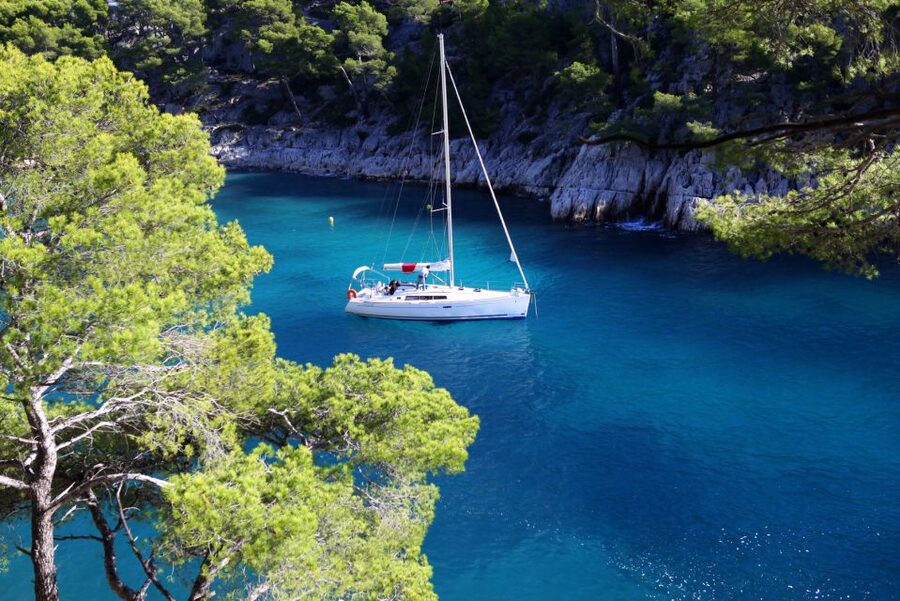From Aix: Cassis Boat Ride & Provence Wine Tasting Day Tour - From Aix to the Fishing Port