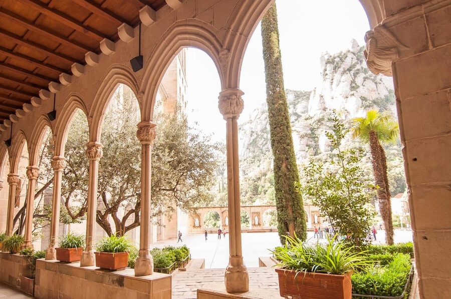 From Barcelona: Montserrat Half-Day Wine and Tapas Trip - The guides make a real difference