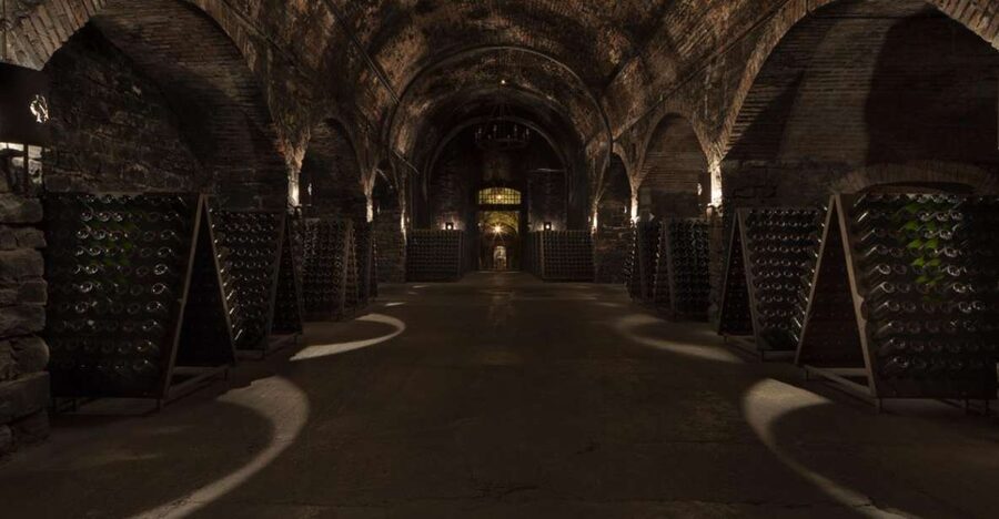 From Bergamo: Winery Tour in Franciacorta with Lunch - Lunch Near Lake Iseo: 75 Minutes at the Table