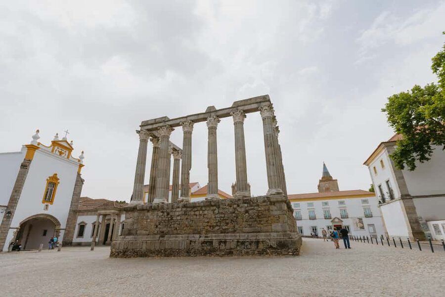 From Lisbon: Évora and Monsaraz Day Tour with Wine Tasting - Évora’s Roman Temple and old streets