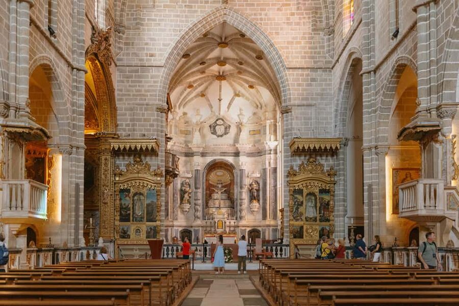 From Lisbon: Évora and Monsaraz Day Tour with Wine Tasting - Inside the Chapel of Bones