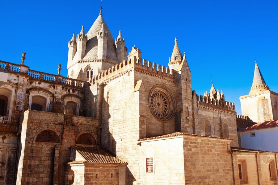 From Lisbon: Évora Wine & Heritage Tour - Évora Cathedral and its Gothic scale