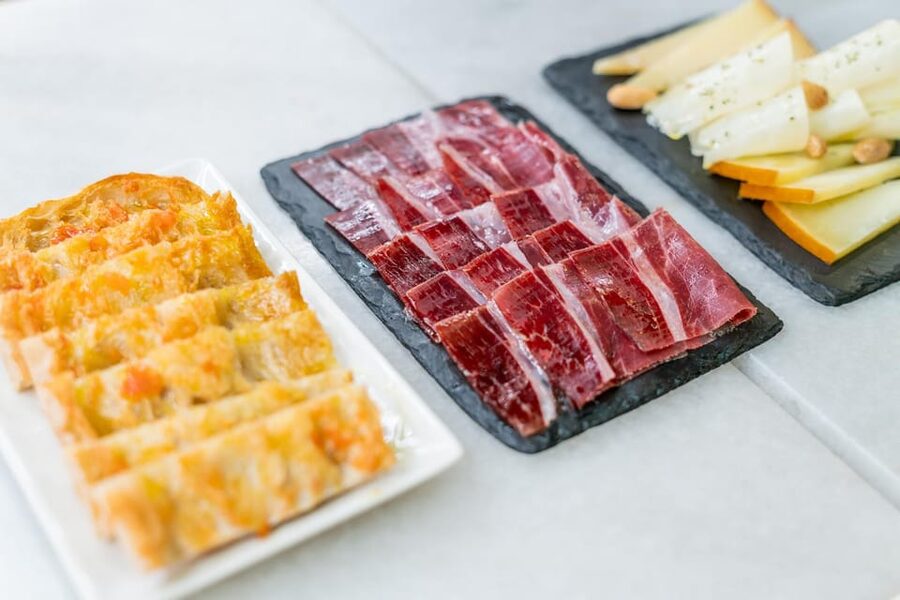 From Madrid: Traditional Villages, Winery Tour & Tapas Lunch - Tapas lunch with regional character