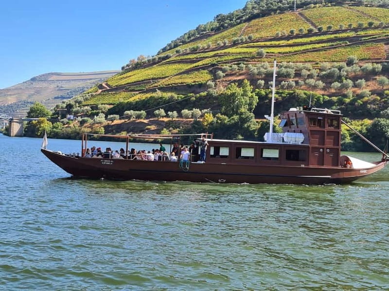 From Porto: 2 Wine Regions, Farm Lunch, and Boat Ride - Guides make the long day easier