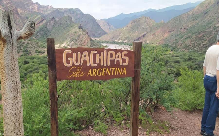 From Salta: Cafayate, land of wines and imposing ravines - The first hours: pickup, valley roads, and a quick café break