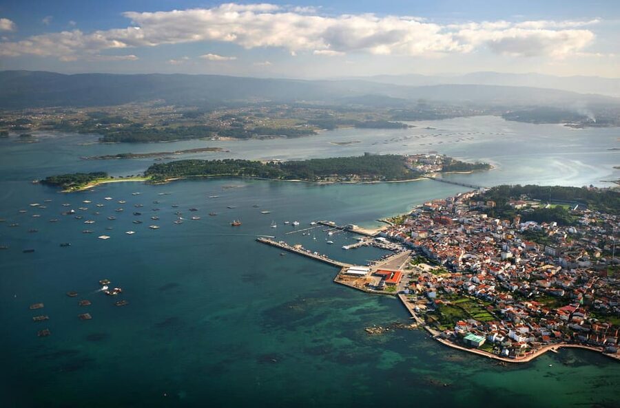 From Santiago: Tour to Rias Baixas with Boat Trip and Winery - O Grove: a two-hour break by the estuary
