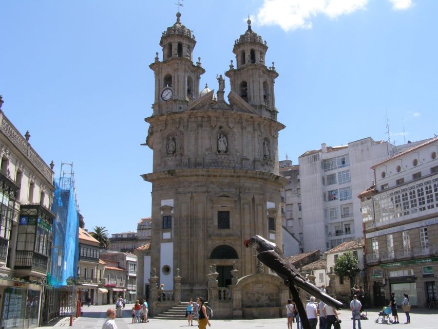 From Santiago: Tour to Rias Baixas with Boat Trip and Winery - Illa da Toxa and its shell-covered chapel