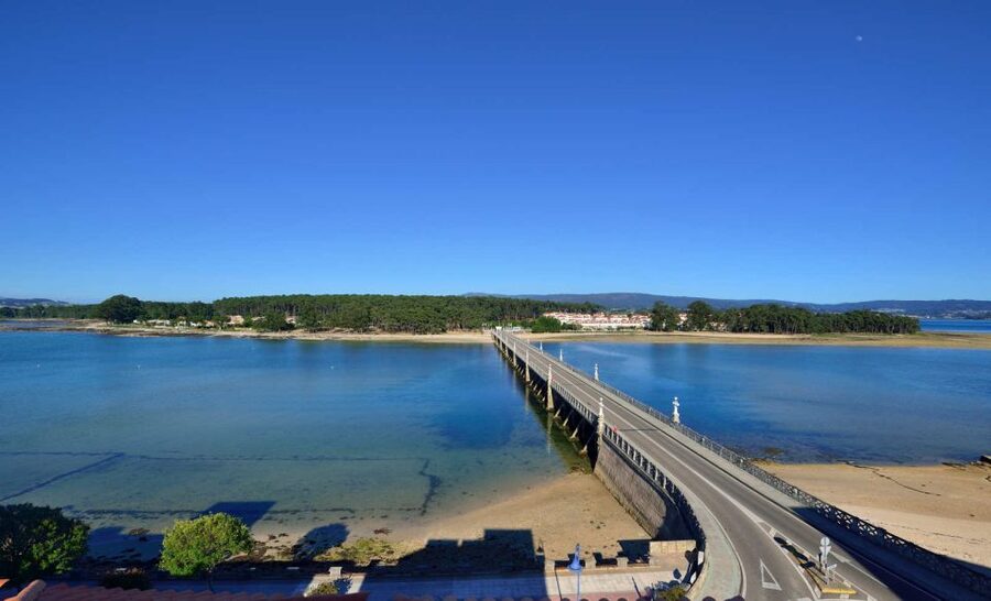 From Santiago: Tour to Rias Baixas with Boat Trip and Winery - Albariño country and the winery tasting