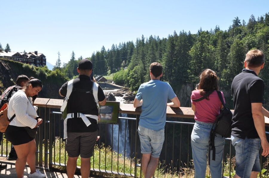 From Seattle: Snoqualmie Falls and Wineries Tour w/ Transfer - Guides are a major part of the experience