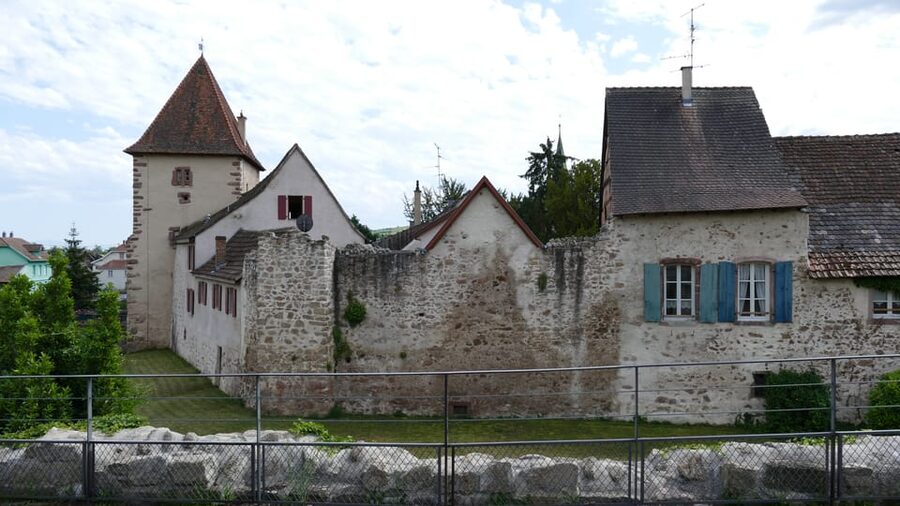 From Strasbourg: Medieval Villages & Wine Tasting Day Trip - Hunawihr and the fountain photo stop