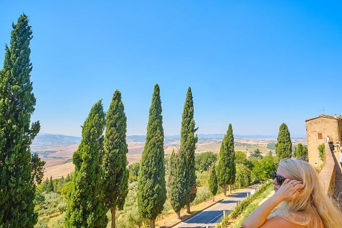 Full Day Tour to Val d'Orcia and Gladiator's Fields with Wines - Guides, group size, and the bilingual format