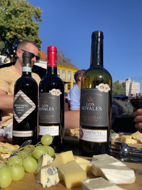 Groningen: Evening Cheese and Wine cruise - What the Guides Add