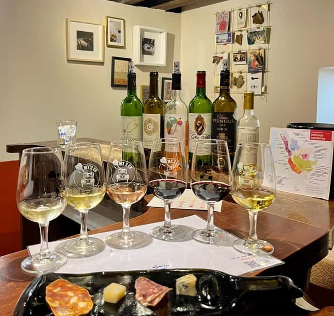 Guided Bordeaux Wine Tasting Class with 6 Wines and pairings - The first lesson: seeing Bordeaux by map and soil