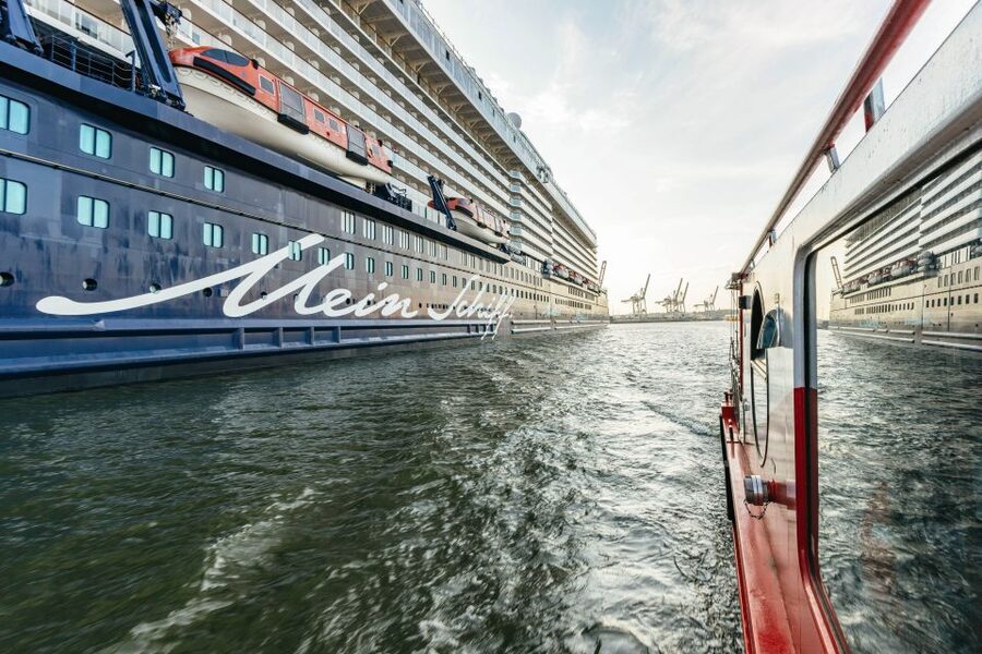 Hamburg: Harbor Cruise with Wine and Cheese - Small details that can make the evening better
