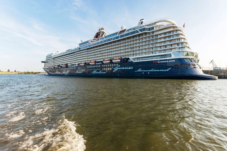Hamburg: Harbor Cruise with Wine and Cheese - Finding the meeting point without losing your evening