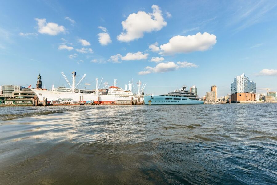 Hamburg: Harbor Cruise with Wine and Cheese - Who will enjoy this most?