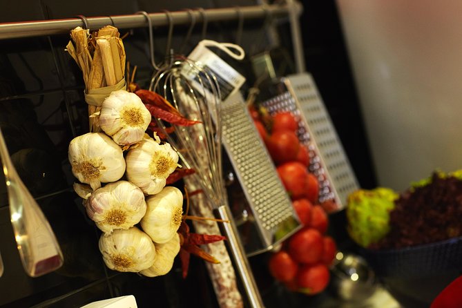 Interactive Paella & Market: Bottomless Wine & Rambla Views - What makes the guides important