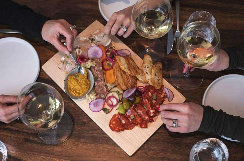 Kelowna: Sunset Sip Wine Tour - Pickup areas, vehicle comfort, and timing