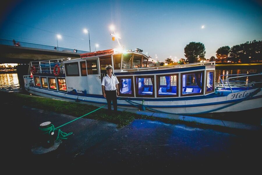 Krakow: Evening Cruise with a Glass of Wine - Kazimierz, Podgórze, and the riverfront sights