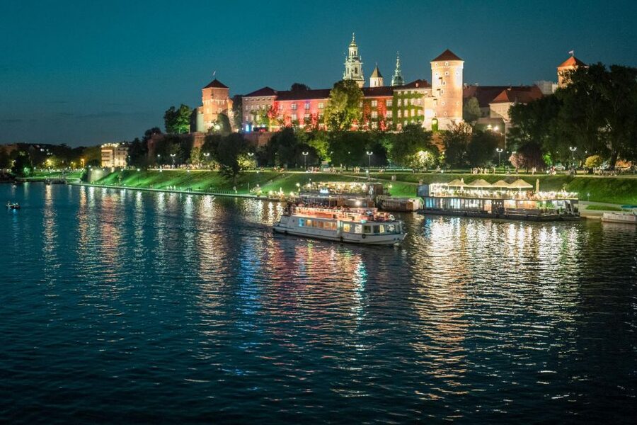Krakow: Evening Cruise with a Glass of Wine - The opening view of Wawel Hill