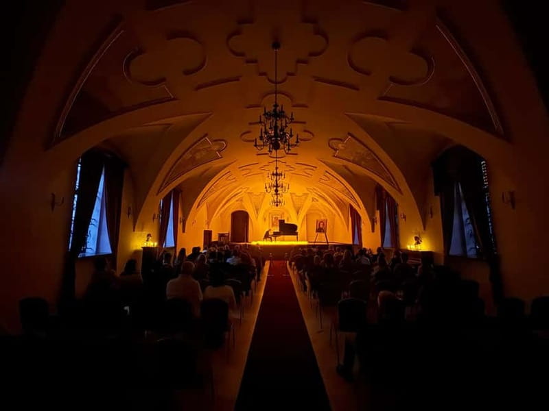 Krakow: Piano Trio Chopin & Friends Concert VIP with Wine - A candlelit room below Wawel Castle