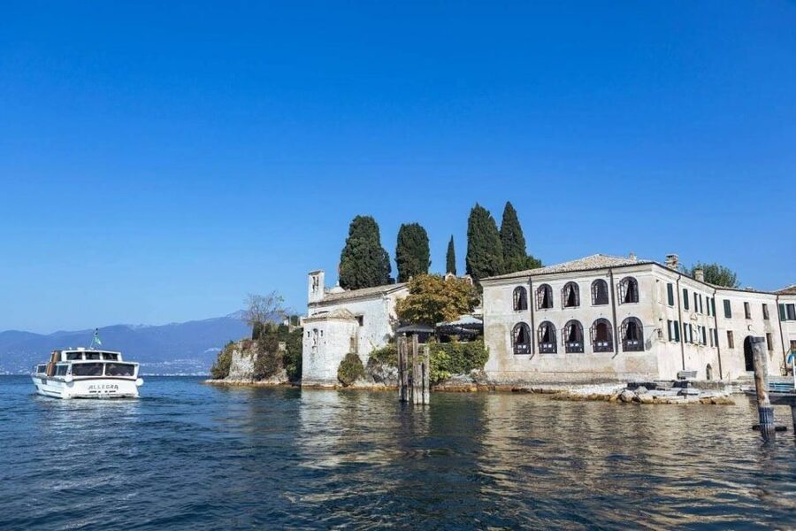 Lake Garda: Historic Castle Cruise with Wine Tasting - Torri del Benaco and the return to Sirmione