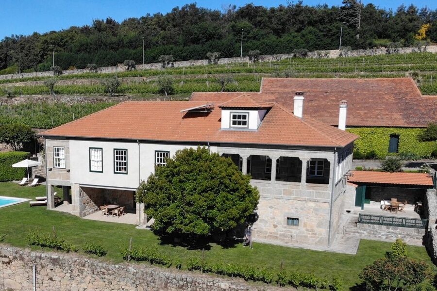 Lamego: Quinta da Portela de Baixo Winery Tour and Tasting - Bôla, olive oil, cheese, jam, and other local bites
