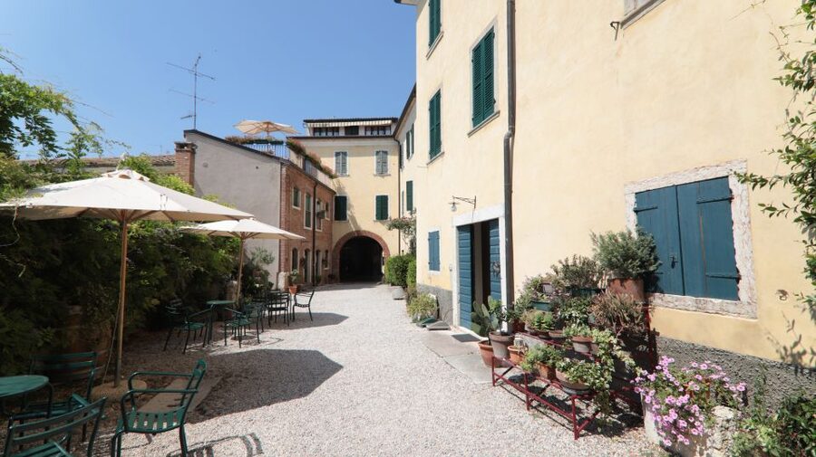 Lazise: Historical Center Wine Tasting Tour - The Six Wines, From Fresh to Full-Bodied