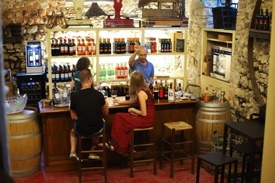 Lazise: Historical Center Wine Tasting Tour - Local Food Makes the Tasting More Useful