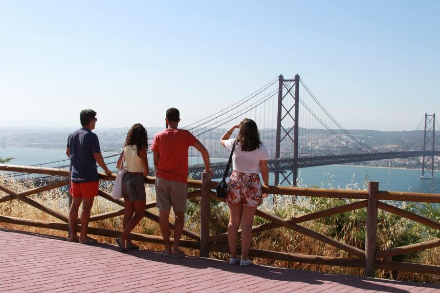 Lisbon: Arrábida and Sesimbra Day Trip with Wine - Sesimbra gives you time to slow down