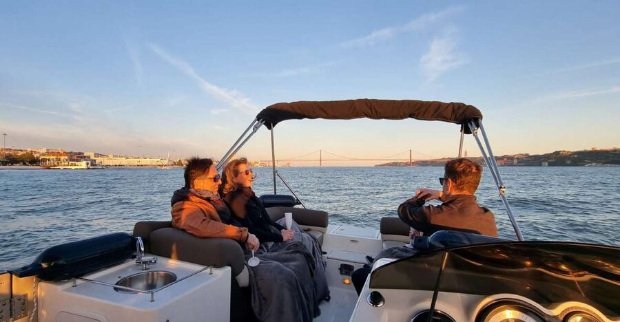 Lisbon: Boat Tour with Champagne - Porto Brandão, Ginjal, and Cacilhas