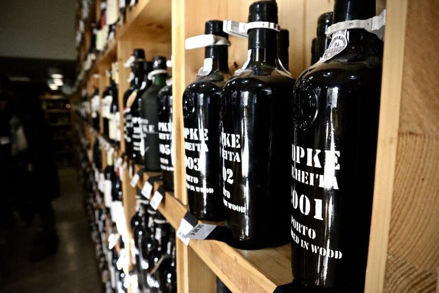 Lisbon Food Tour: 10+ Tastings of Local Delicacies & Wines - Petiscos and the social side of Lisbon food