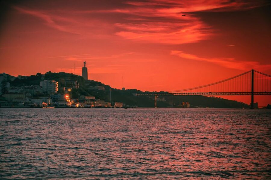 Lisbon: Sailboat Tour w/ Local Guide and Open Bar Green Wine - Key points at a glance