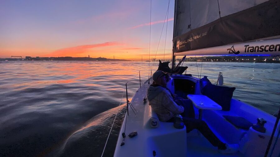 Lisbon: Sailboat Tour w/ Local Guide and Open Bar Green Wine - The first 20 minutes on the Tagus