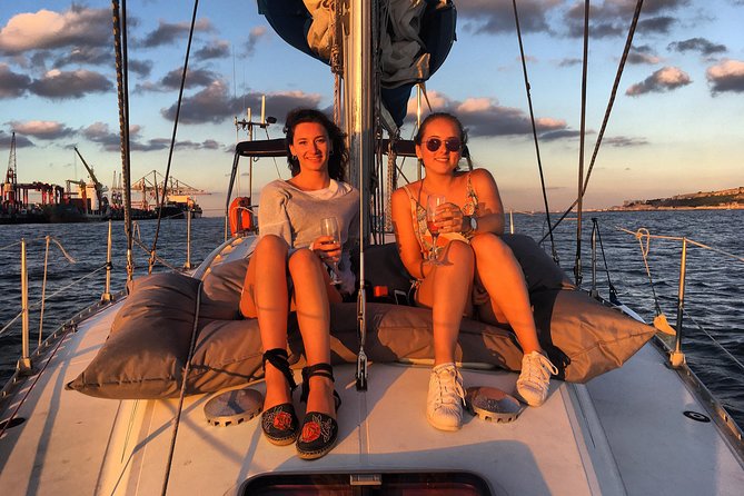 Lisbon Sunset Sailing Tour with White or Rosé Wine and Snacks - What the boat is really like