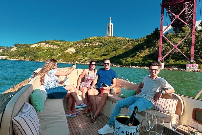 Lisbon: Vinho Verde Wine Premium Boat Experience - What the two-hour Lisbon boat experience feels like