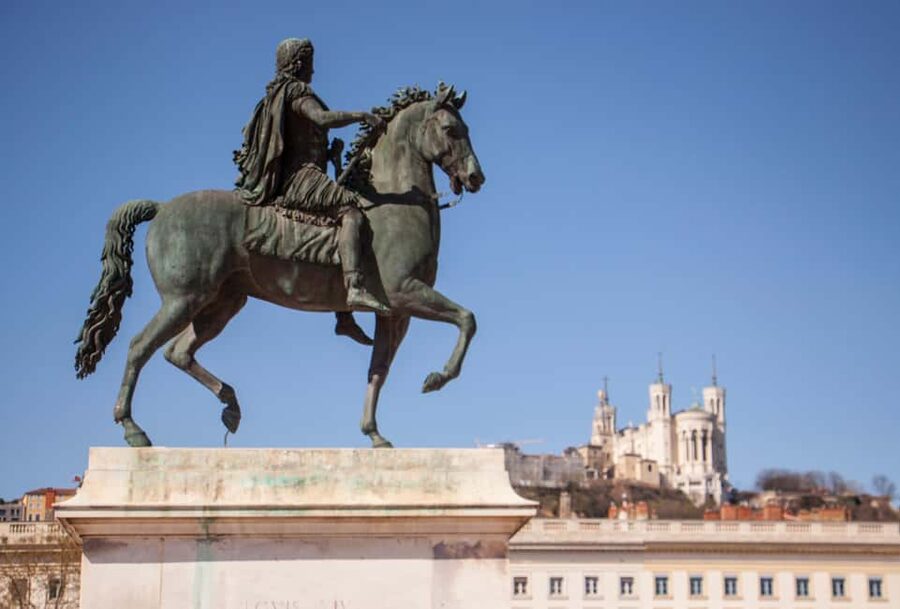 Lyon: Old Town Food Tour with 6 French Food Tastings & Wine - Crossing the Saône into the Presqu’île