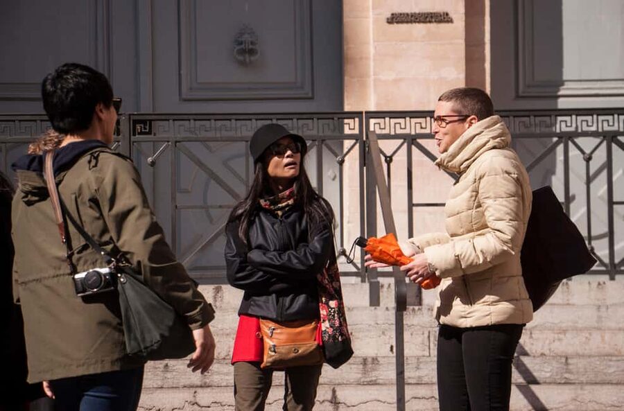 Lyon: Old Town Food Tour with 6 French Food Tastings & Wine - The seasonal hot dish is the heart of the meal