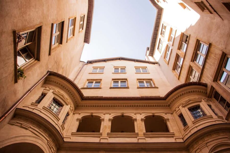 Lyon: Old Town Food Tour with 6 French Food Tastings & Wine - Guide quality makes the difference
