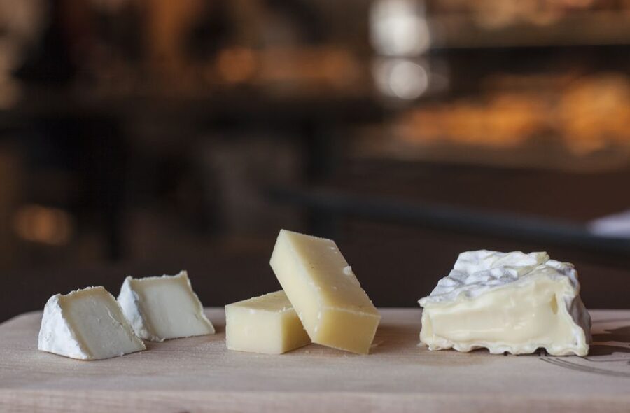Lyon: Old Town Food Tour with 6 French Food Tastings & Wine - Meeting the guide in Vieux Lyon