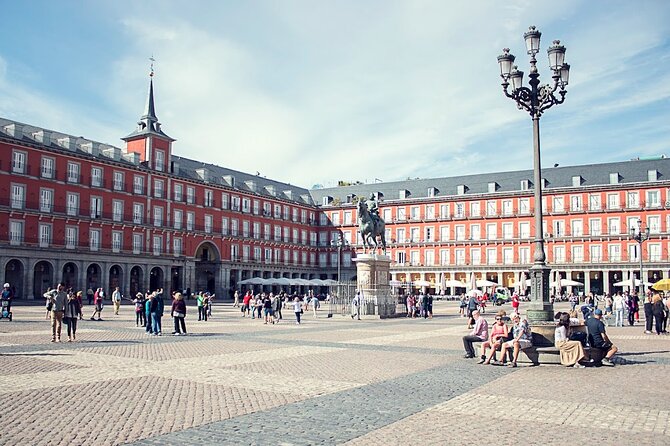 Madrid Historic Centre Food Tour with Authentic Tapas & Wines - What the guides add to the experience